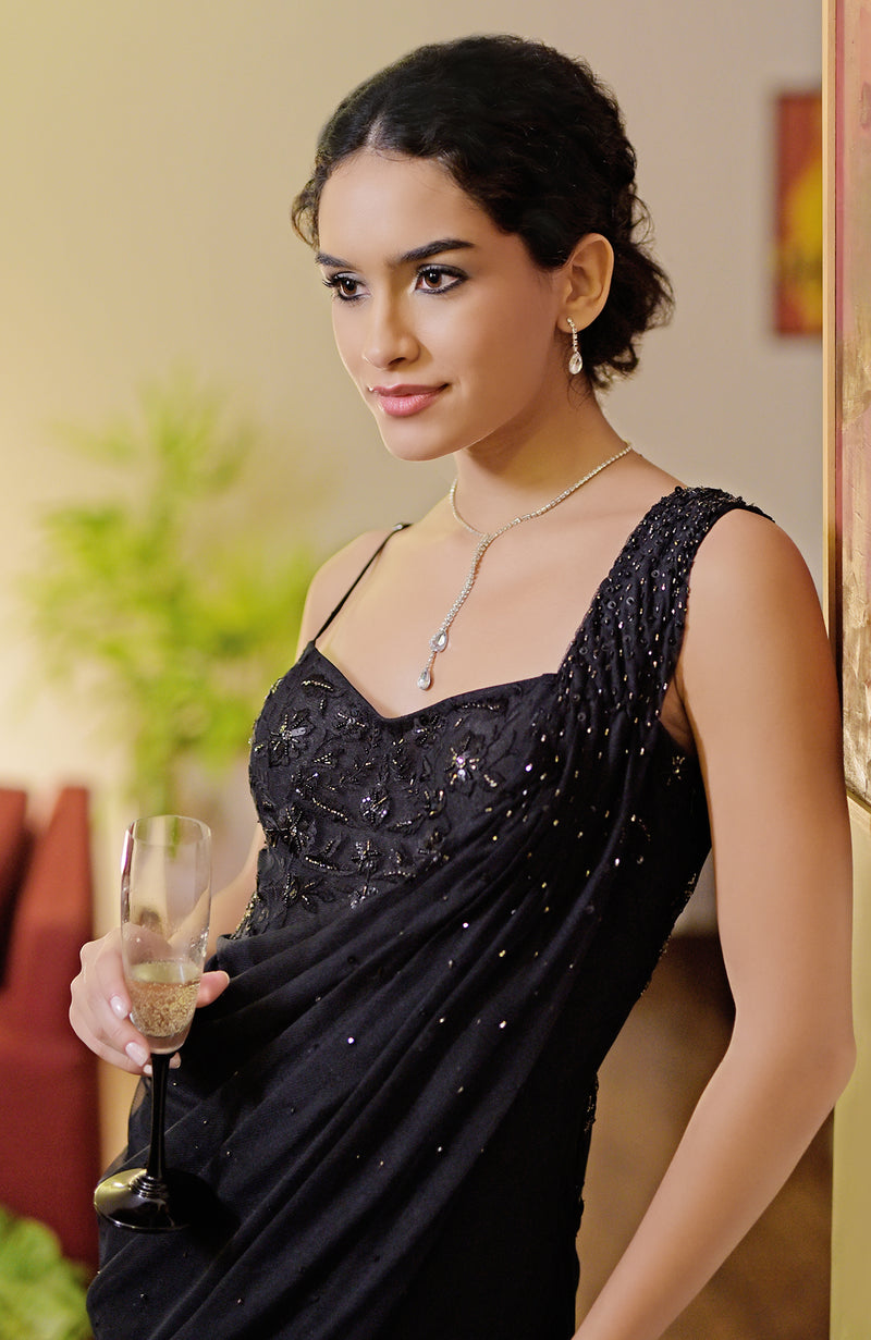 Poster beautiful woman in elegant black dress with jewellery - PIXERS.HK